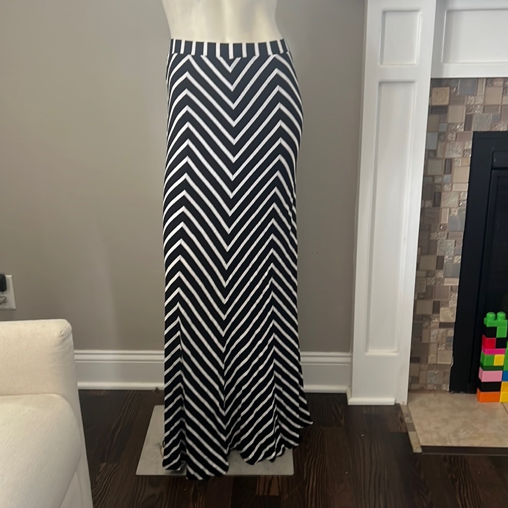 EUC bebe chevron striped black and white maxi skirt size Small